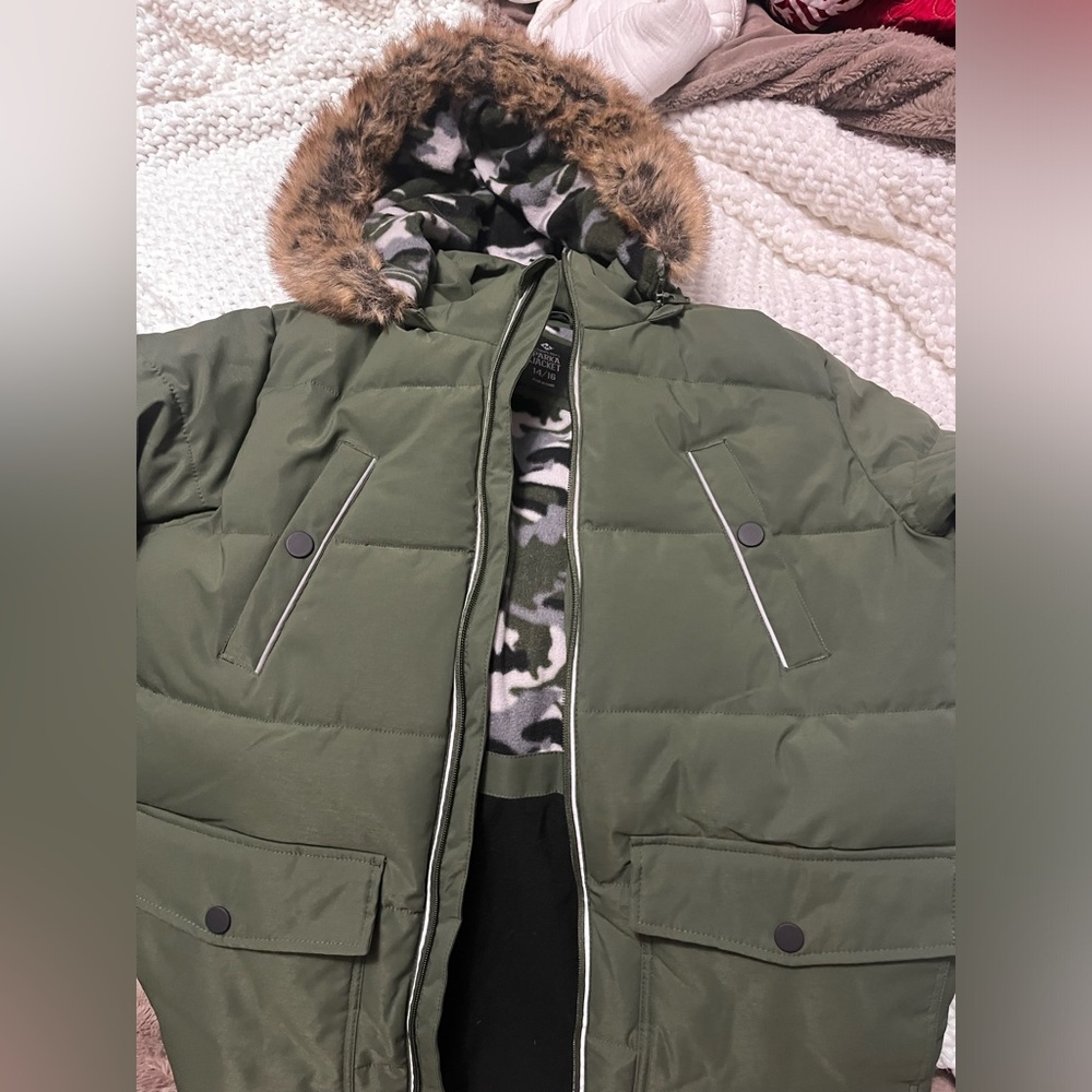 Hunter green warm boys coat 14/16. NWOT